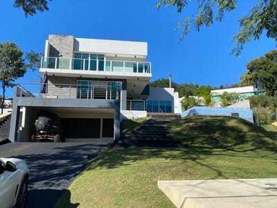 En Venta Casa Con Vista Al  Lago Ypacarai En San  Bernardino De 4 Dormitorios