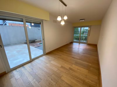 Venta- Apartamento - 2 Dormitorios Con Patio Y Garage en Pocitos