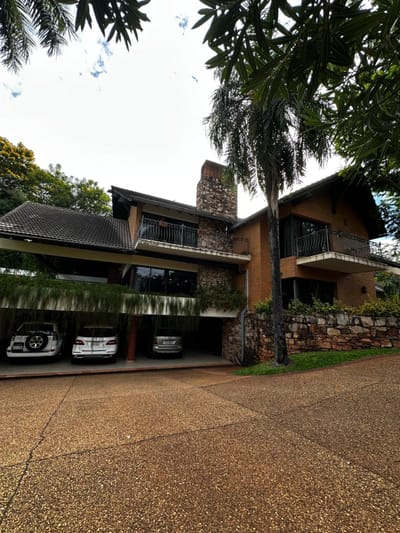 VENDO ESPECTACULAR CASA EN BARRIO MBURUCUYA