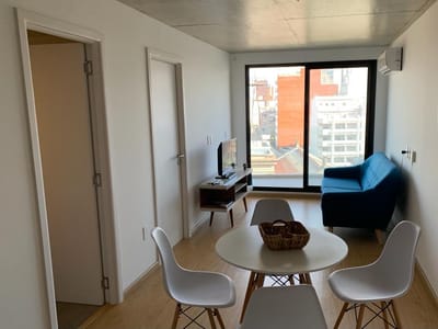 Venta apartamento de 2 dormitorios y garaje con renta en Cordón Sur