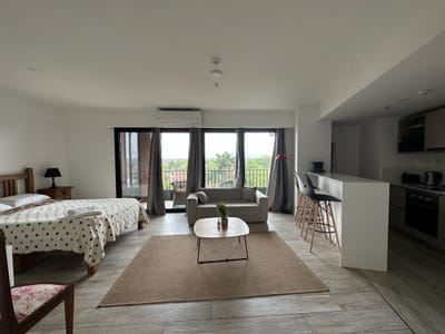 ¡Raro de encontrar! Monoambiente de 45 m² de amplitud a una cuadra de avenida Santa Teresa