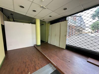 Venta con Renta de Gran Local con deposito y doble ingreso en la Aguada