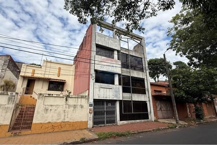 Edificio de 3 niveles en Sajonia zona Palacio de Justicia. 200,000 $