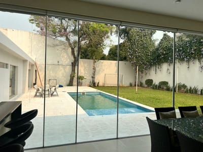 VENDO INCREIBLE RESIDENCIA EN ZONA LOS LAURELES.-