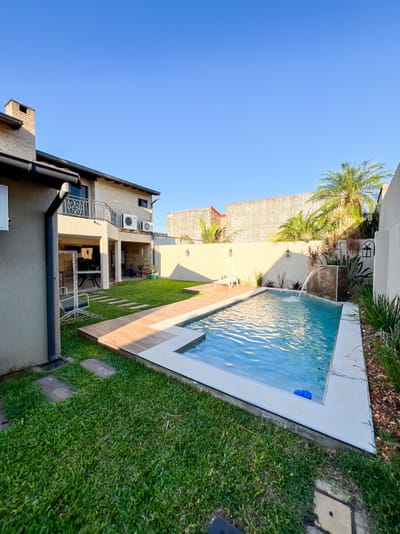 VENDO RESIDENCIA CON PISCINA EN FERNANDO DE LA MORA ZONA NORTE