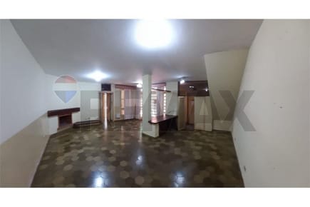 Alquilo imponente residencia en esquina- Asunción