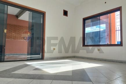 Casa moderna en Asunción: 4 hab, 4 baños, 2 pisos