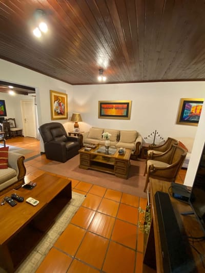 VENDO PROPIEDAD CON EXCELENTE UBICACION EN RECOLETA SITUADO ESQUINA A 6 CUADRAS DEL SHOPPING MARISCAL Y A 3 CUADRAS DE LA CUADRITA, RESIDENCIA DE UNA SOLA PLANTA CON 3 DORMITORIOS