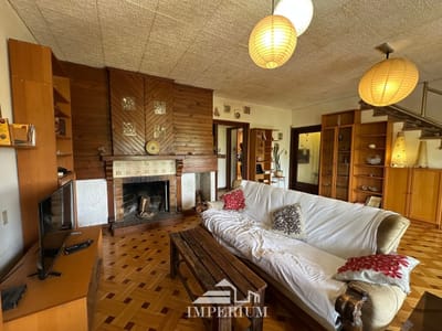 Venta de casa de altos de dos pisos, garaje y entrada independiente en Malvín