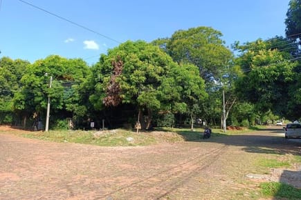 En venta terreno en esquina en barrio Salinas, Ñemby