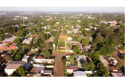 Terreno con salida a dos calles en Presidente Franco En Venta