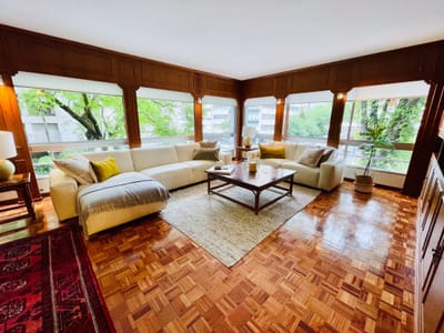 Apartamento de cuatro dormitorios y servicio en Pocitos.