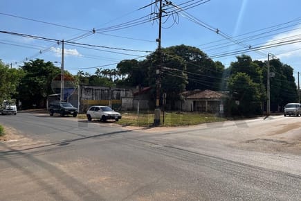 TERRENO EN ESQUINA SOBRE CALLE TRANSITADA EN LUQUE