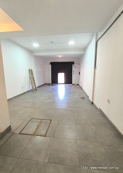 SALÓN COMERCIAL - FDO. DE LA MORA Z/ SUR - 38 M2 (CÓD. 1242)