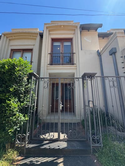Alquilo Casa En Barrio Mburucuya