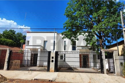 Duplex Toscano en venta con amplio patio