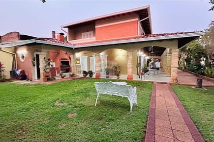 Amplia Residencia en esquina - Sajonia. 1,500,000,000 ₲