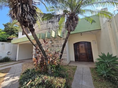 Vendo Amplia Casa. Barrio Santa Ana. COD 035