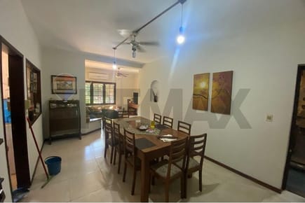 Exclusiva Residencia en Esquina, Recoleta, Asunción: Oportunidad Única de Inversión.