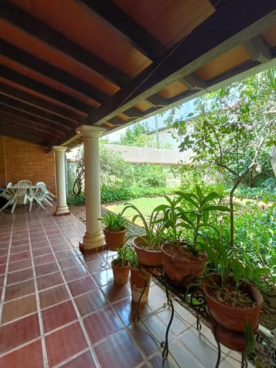 VENDO CHALET EN EL BARRIO MBURUCUYÁ