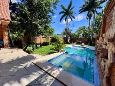 ALQUILO HERMOSA CASA DE 5 SUITES EN BARRIO MBURUCUYA