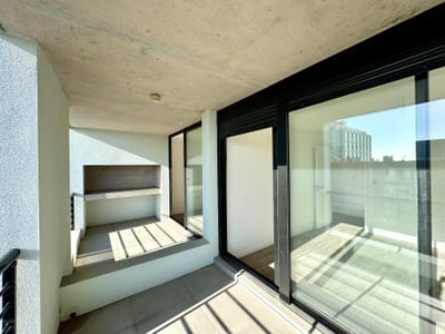 Piso alto con parrillero propio, vestidor y garage, a pasos de la Rambla