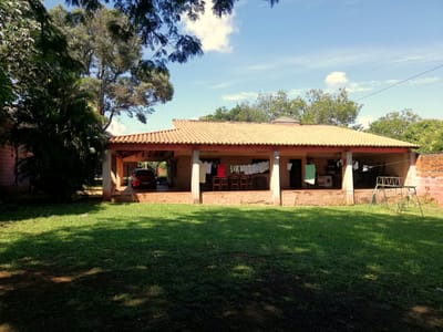 CASA CON AMPLIO PATIO EN LAURELTY-LUQUE EN VENTA (871 M2)