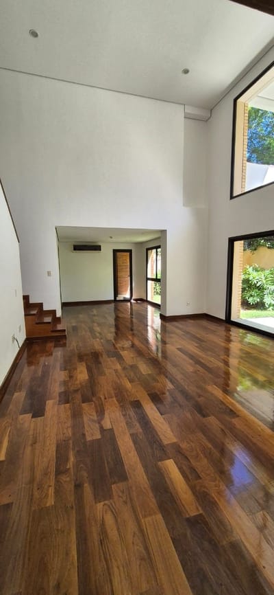 Dúplex de Lujo Exclusivo: Viva la Experiencia Premium a Pasos del Shopping Mariscal López en esta Residencia de Dos Niveles y 346 m² con Ubicación Privilegiada.