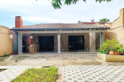 EN VENTA CASA EN CENTRO URBANO DE LAMBARÉ!!!