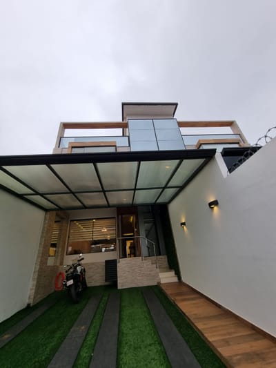 Hermosa Casa Pareada Con Ascensor Y 3 Suites En Bo.herrera.