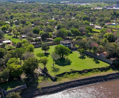 EN VENTA AMPLIA CASA QUINTA SOBRE EL RÍO PARAGUAY UBICADA EN REMANSITO