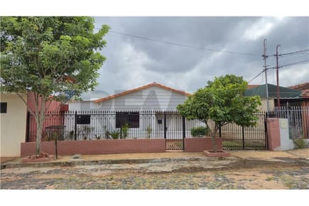 CASA EN VENTA LAMBARE A PASOS DEL CENTURY PLAZA S.C