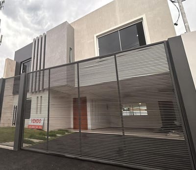 Vendo casa en Barrio  Mburucuya de 4 dormitorios