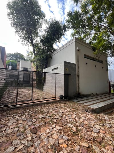 Vendo casa en Lambare a 1 cuadra de la avenida del Yatch Barrio Machio II