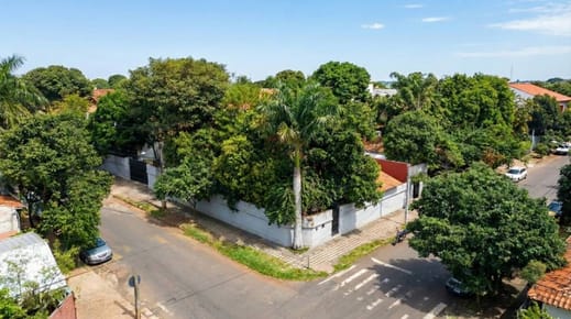 Exclusiva Propiedad en Esquina Estratégica en Ycuá Satí, Asunción: Terreno de 1.580 m² con Construcción de 350 m² sobre Tte. Vera 2888. Oportunidad Única de Inversión.
