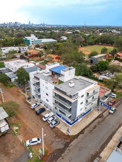 Edificio Bahamas – San Lorenzo: Ubicación estratégica a solo 5 minutos del Shopping Pinedo, con acceso directo a la Universidad Nacional de Asunción, Hospital de Clínicas y los principales supermercados. Este moderno edificio ofrece 22 departamentos distr