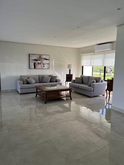 VENDO RESIDENCIA EN SURUBI’I TOTALMENTE AMOBLADA