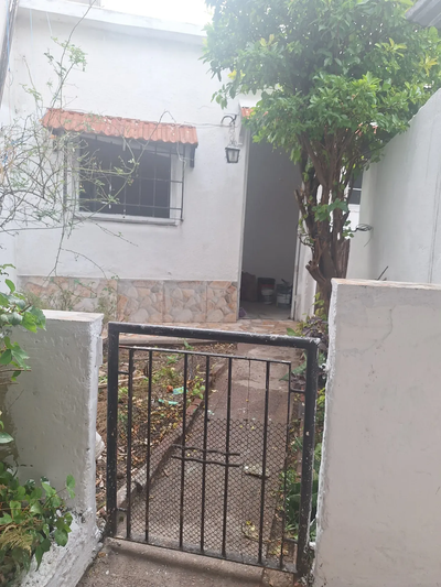 APARTAMENTO TIPO CASA, 2 DORMITORIOS Y PATIO, EN BUCEO.