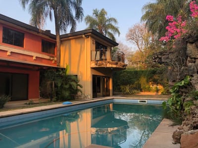 ALQUILO AMPLIA RESIDENCIA EN LOS LAURELES