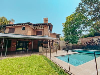 EN VENTA HERMOSA RESIDENCIA de 941 m2 y 4 dormitorios en suite