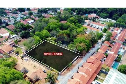 AMPLIO TERRENO EN ESQUINA A 70 MTS DE CACIQUE LAMBARÉ EN VENTA (2.264 M2)