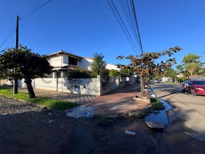 Casa en Venta en el Exclusivo Barrio San Jorge, Asunción