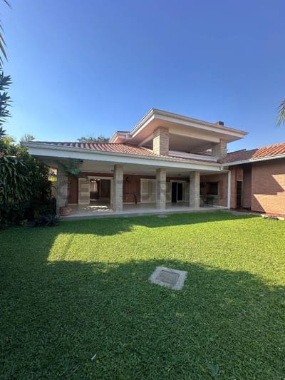 Propiedad Esquinera en Barrio Mariscal López, Asunción: Ideal para Uso Comercial o Residencial.