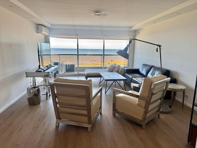 Apartamento frente al mar · Piso alto · 3 dormitorios + servicio · Gran terraza con vista · Punta Carretas