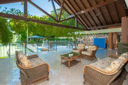 En venta amplia casa, una de las residencias mas exclusivas de Mburucuya esta  disponible.