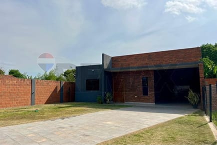 EN VENTA HERMOSA CASA EN LIMPIO