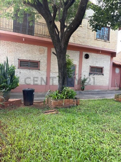 Venta de Residencia Exclusiva en Tercer Barrio Luque, Estratégicamente Ubicada a Metros de Coronel Martínez