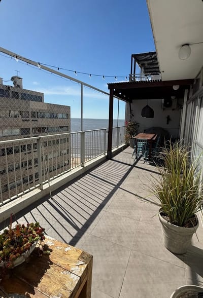 Penthouse de Lujo Exclusivo en Pocitos: Vistas Panorámicas al Mar, 2 Dormitorios, 2 Baños, Servicio completo, Impresionante Terraza de 30m² y Garage, Ubicado Estratégicamente en José Martí y Juan Benito Blanco, con vista al mar..