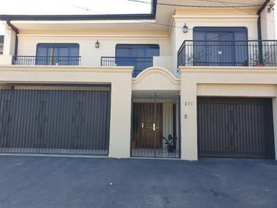 En venta Hernosa Casa con 4 suite,escritorio,servicio y patio con piscina en Barrio Manora