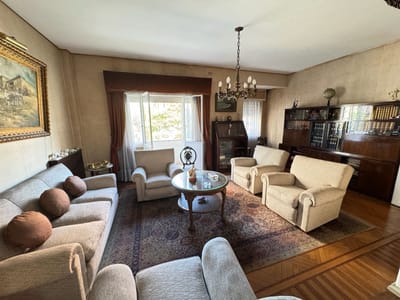 Exclusivo Apartamento Clásico en Av. 18 de Julio: Luminosidad y Vistas Urbanas